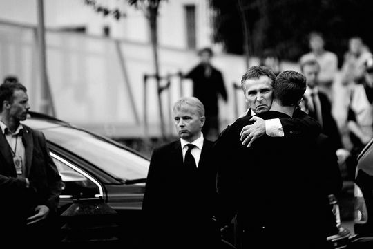 Tommy Ellingsens bilde av Jens Stoltenberg og Eskil Pedersen blir beskrevet som 